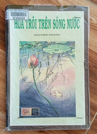 Hoa trôi trên sóng nước